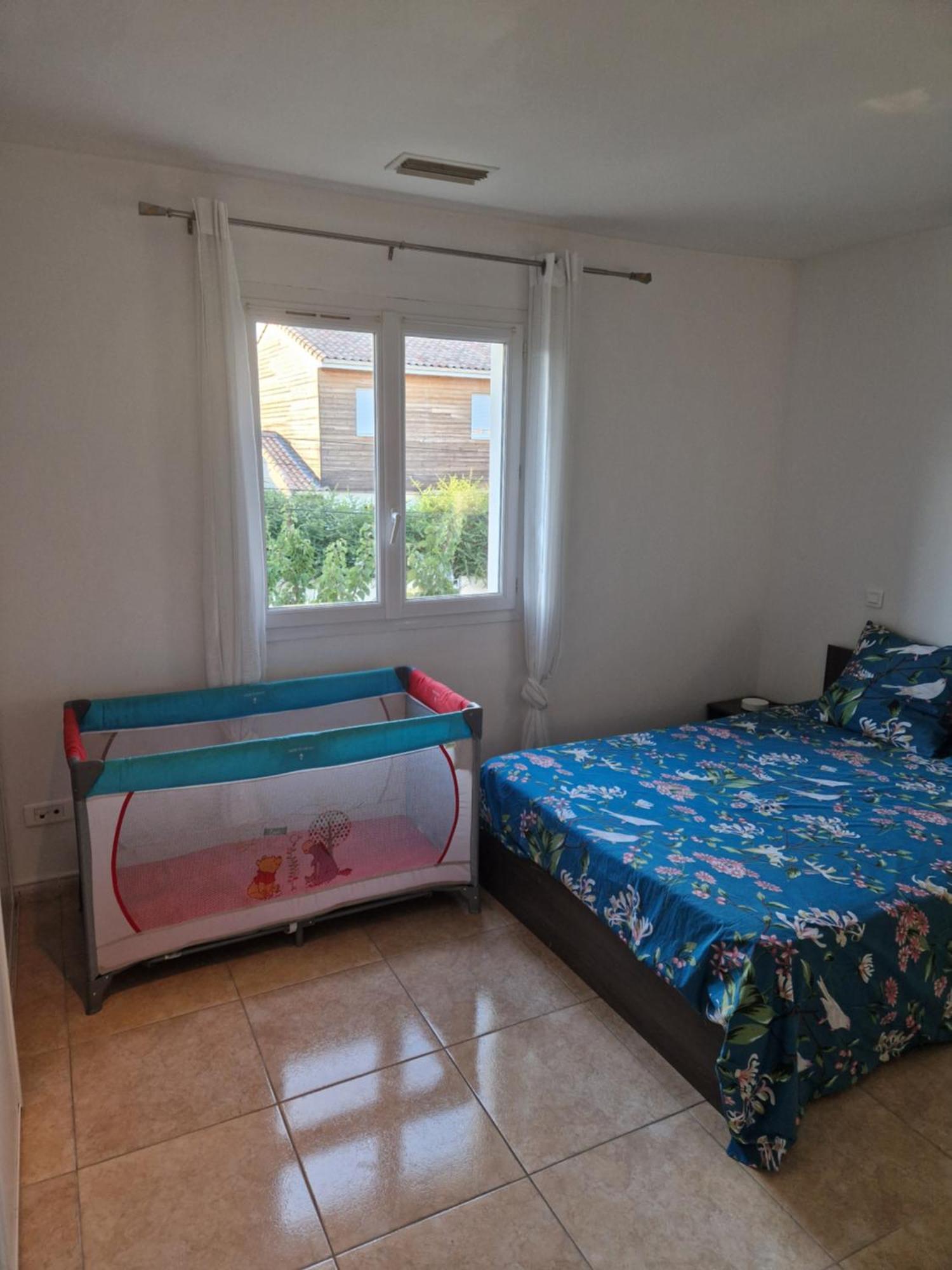 Villa Charmante Avec Piscine, Quartier Residentiel